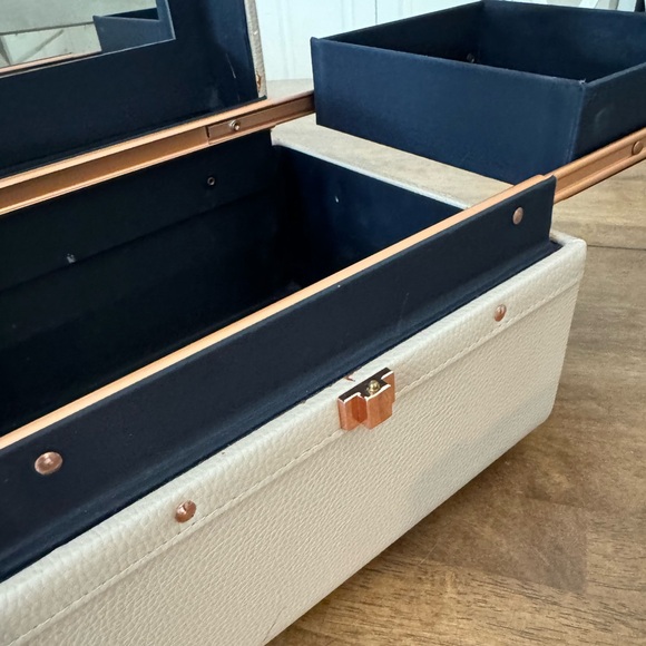 Caboodle Rose Gold Train Case barely used! - Picture 7 of 9